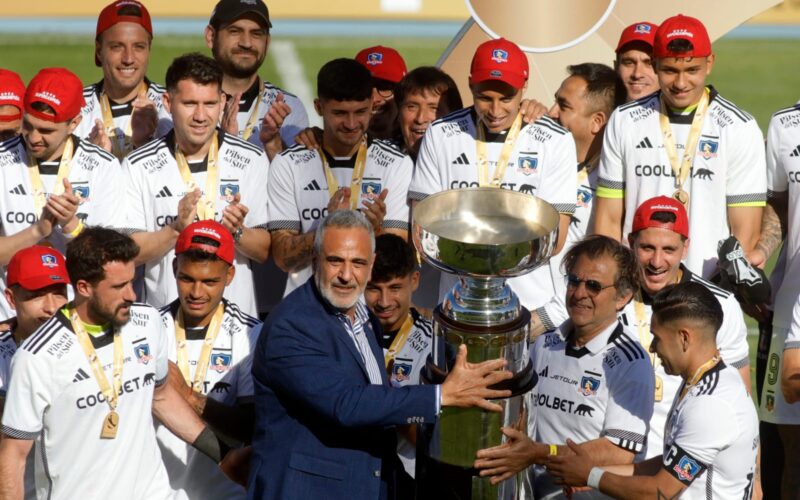 Plantel de Colo-Colo celebrando la Supercopa 2024.