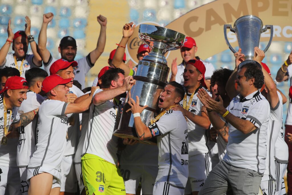 Colo-Colo celebrando la proclamación como campeón de la Supercopa