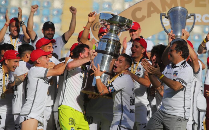 Colo-Colo celebrando la proclamación como campeón de la Supercopa