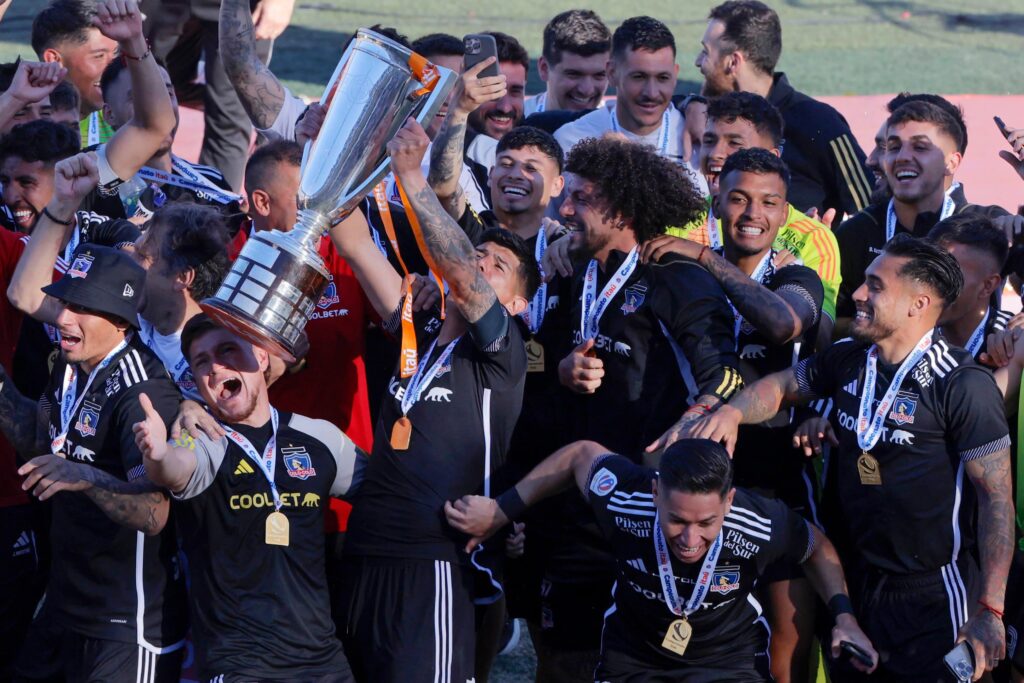 Plantel masculino de Colo-Colo celebrando la obtención del Campeonato de Primera División.