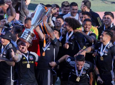 Plantel masculino de Colo-Colo celebrando la obtención del Campeonato de Primera División.