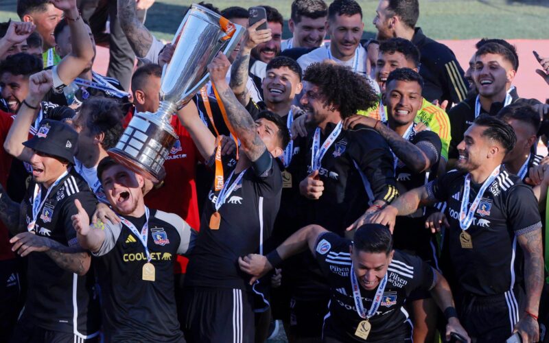 Plantel masculino de Colo-Colo celebrando la obtención del Campeonato de Primera División.