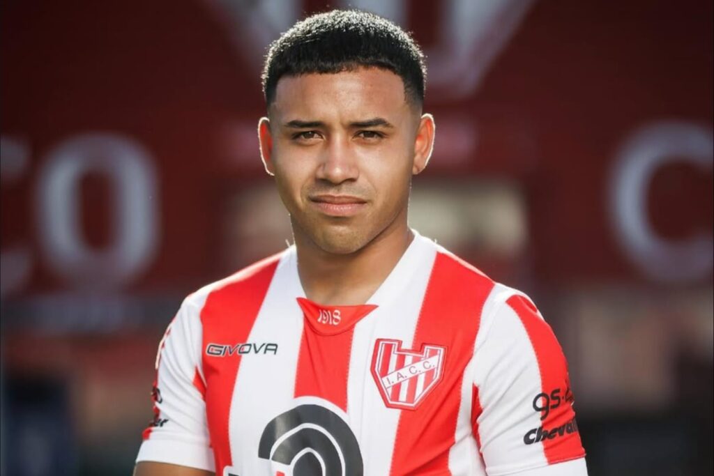 Damián Puebla en la presentación de la camiseta de Instituto.