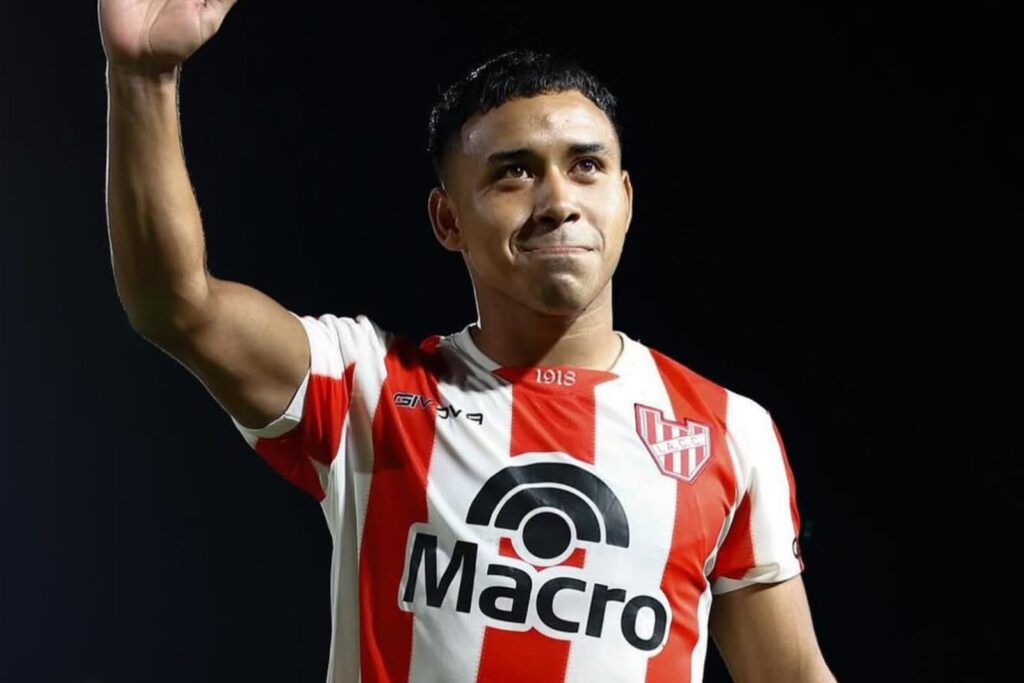 Damián Puebla con la camiseta de Instituto de Córdoba saludando al público.