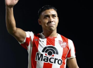 Damián Puebla con la camiseta de Instituto de Córdoba saludando al público.