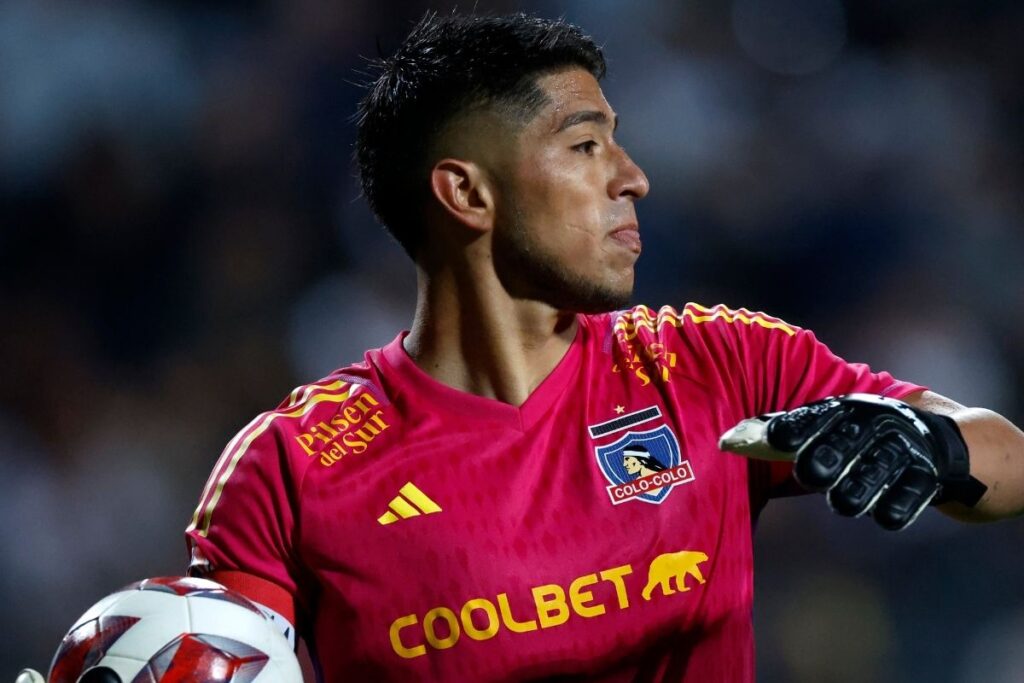 Primer plano a Brayan Cortés lanzando un balón con la camiseta de Colo-Colo.