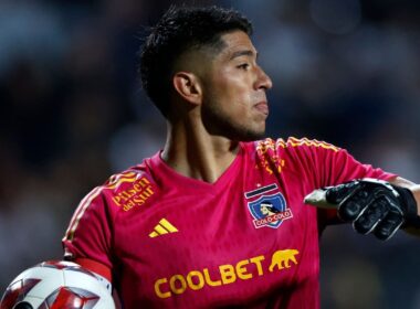 Primer plano a Brayan Cortés lanzando un balón con la camiseta de Colo-Colo.