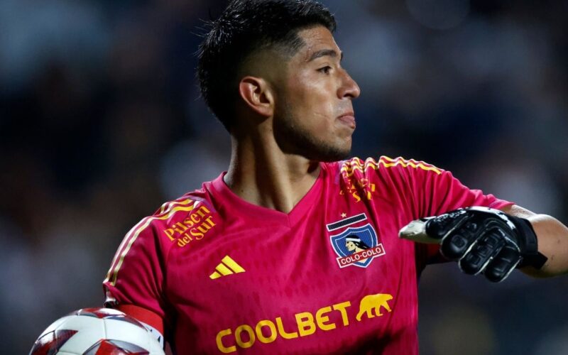 Primer plano a Brayan Cortés lanzando un balón con la camiseta de Colo-Colo.