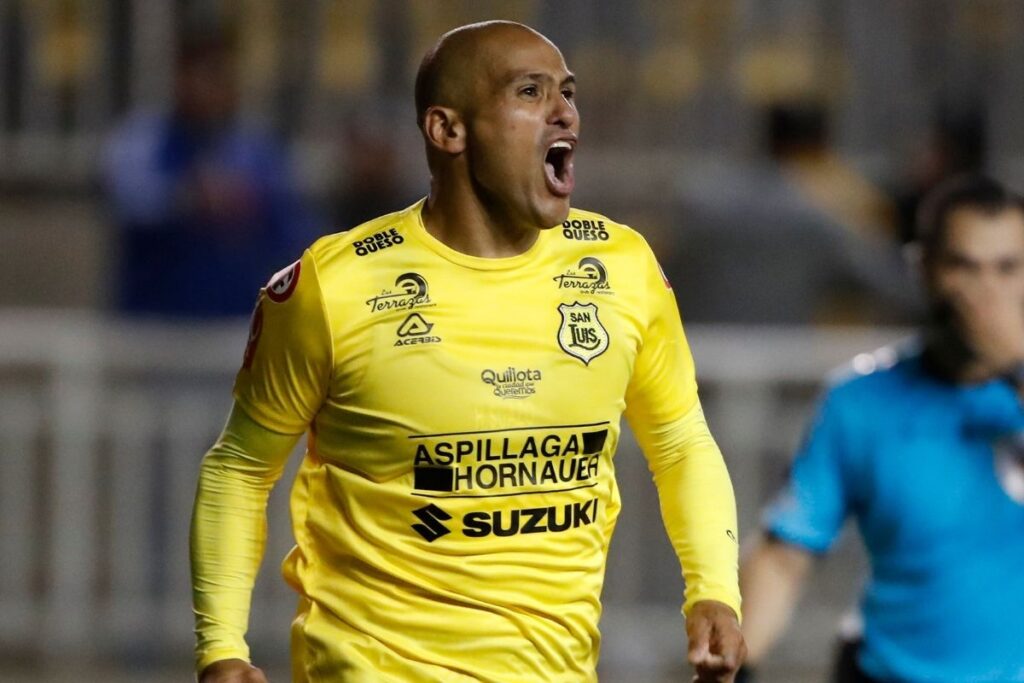 El delantero Humberto Suazo celebrando un gol.