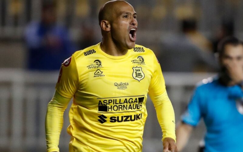 El delantero Humberto Suazo celebrando un gol.