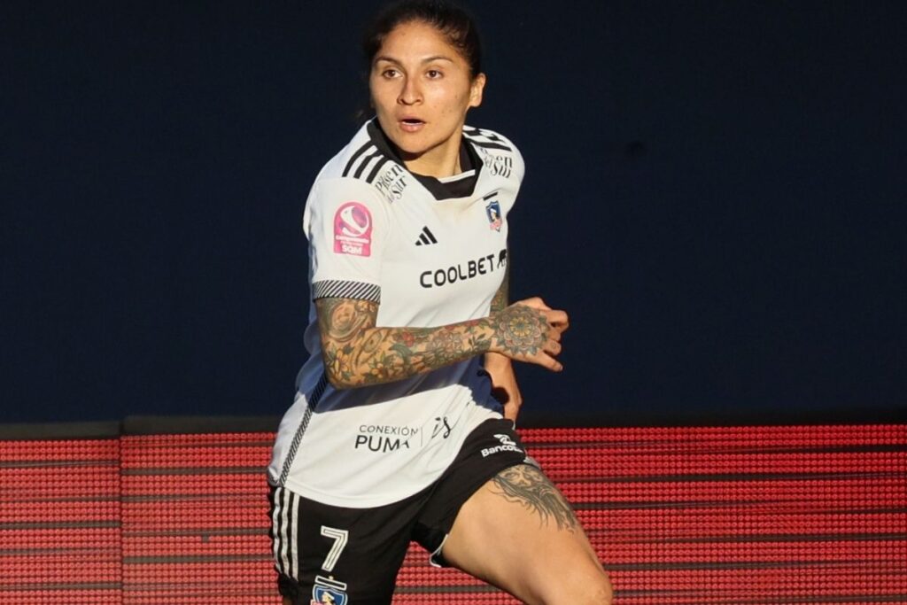 Yenny Acuña en la final del Campeonato entre Colo-Colo y Universidad de Chile.