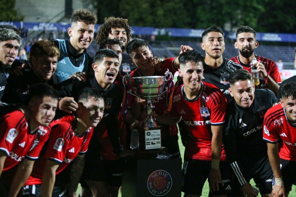 Colo-Colo disputando la Serie Río de La Plata.