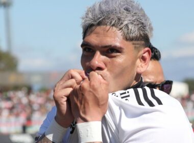 Carlos Palacios celebrando un gol besando el escudo de la camiseta de Colo-Colo.