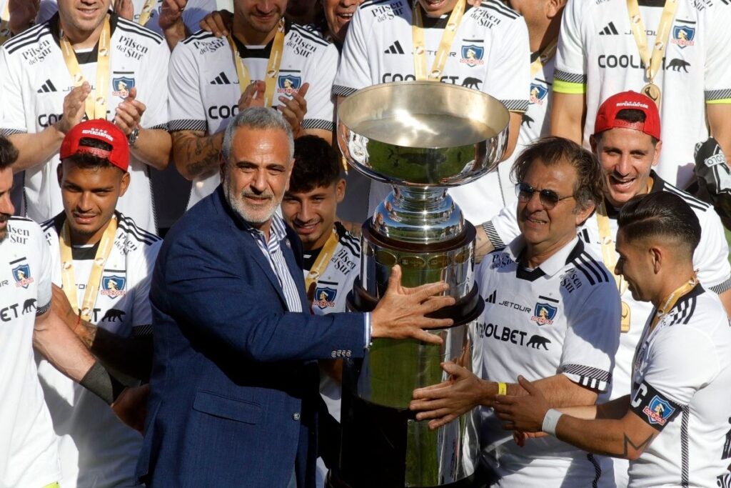 Plantel de Colo-Colo celebrando la obtención de la Supercopa 2024