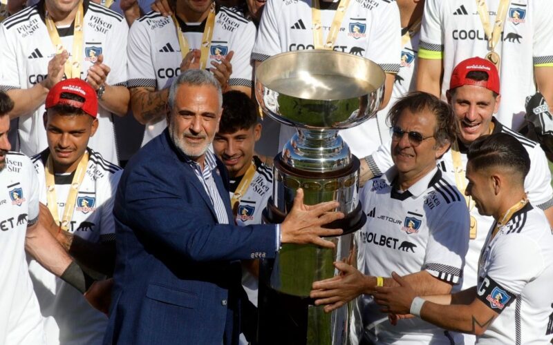 Plantel de Colo-Colo celebrando la obtención de la Supercopa 2024