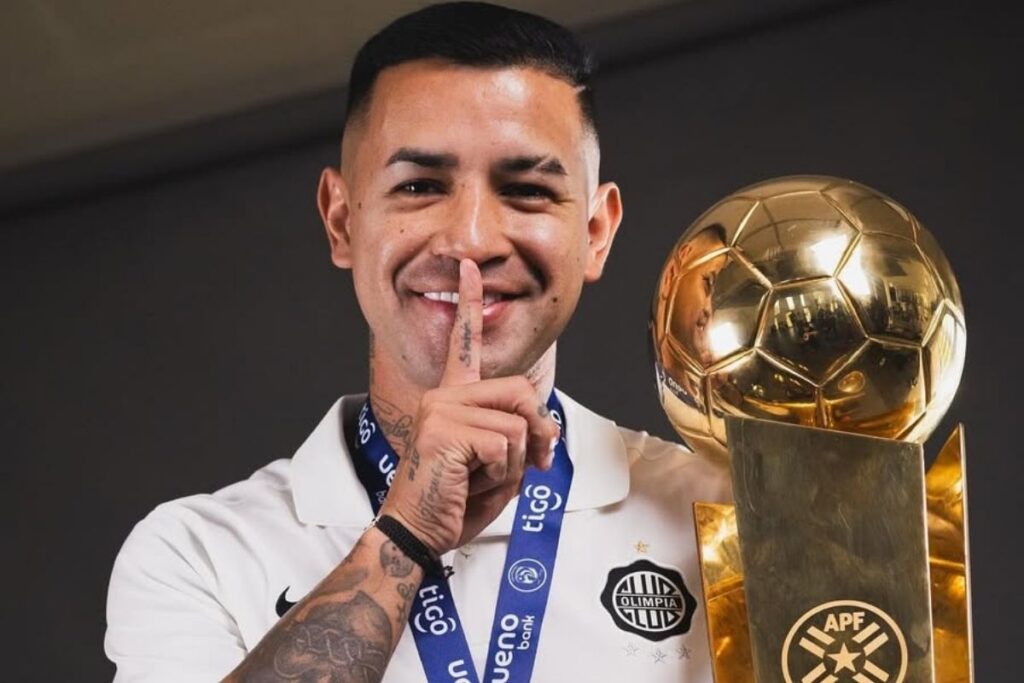 El jugador de Olimpia, Derlis González.