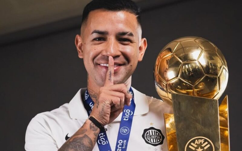 El jugador de Olimpia, Derlis González.