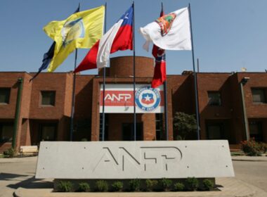 Primer plano al edificio de la ANFP en Quilín.