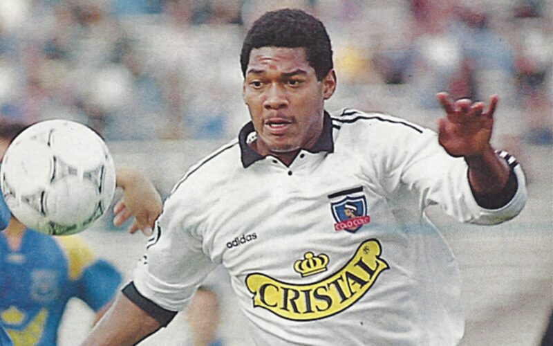 Eduardo Hurtado con la camiseta de Colo-Colo de 1993.