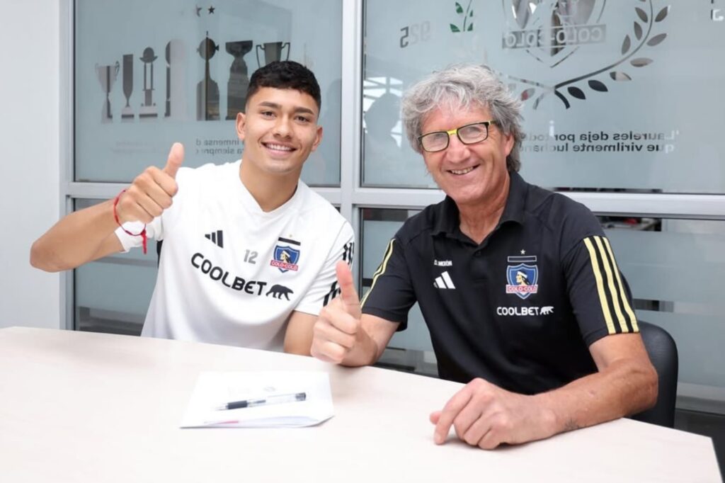 Eduardo Villanueva y Daniel Morón firmando su nuevo contrato.