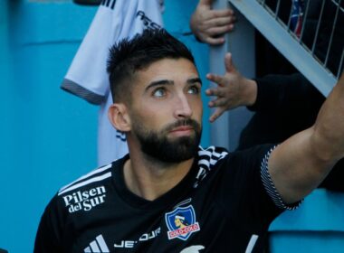 Emiliano Amor con camiseta negra de Colo-Colo saludando al público del Cacique.