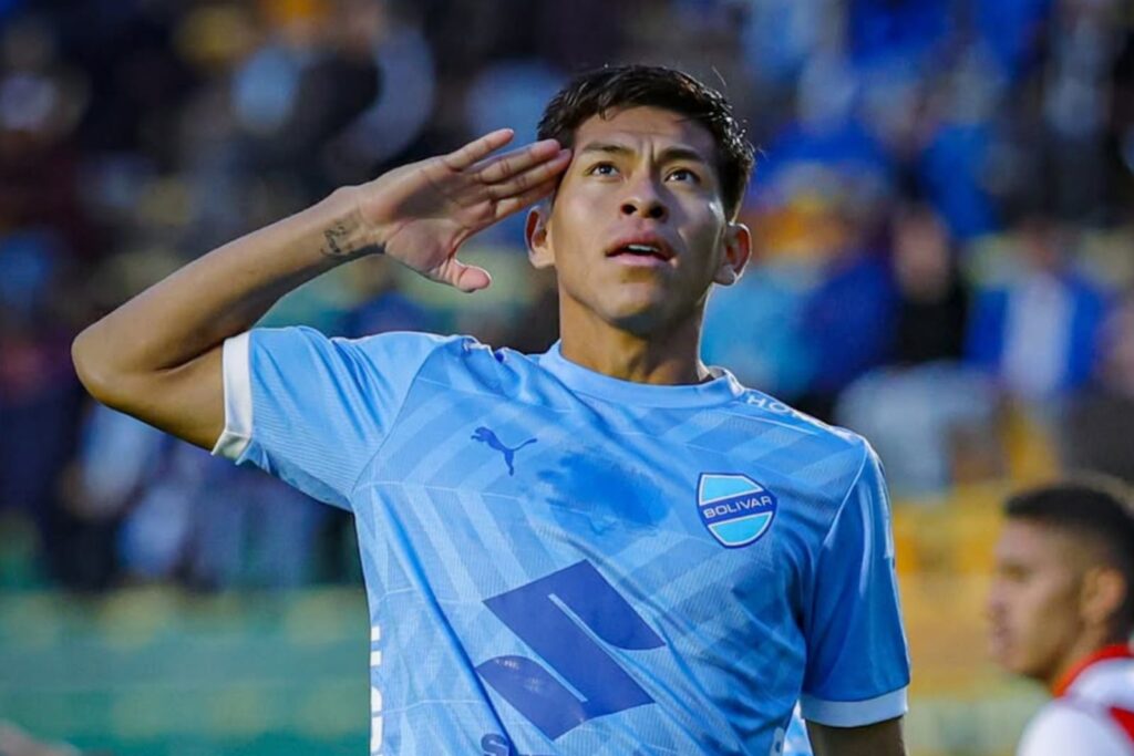 Ervin Vaca celebrando un gol con la camiseta de Bolívar.