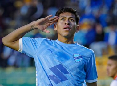 Ervin Vaca celebrando un gol con la camiseta de Bolívar.