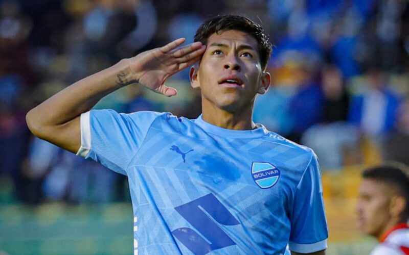 Ervin Vaca celebrando un gol con la camiseta de Bolívar.