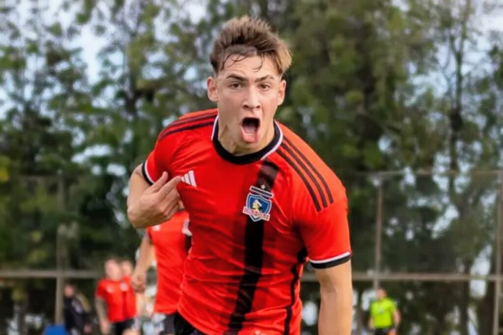 Primer plano a Fidel Tourn celebrando un gol con la camiseta roja de Colo-Colo.