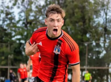 Primer plano a Fidel Tourn celebrando un gol con la camiseta roja de Colo-Colo.