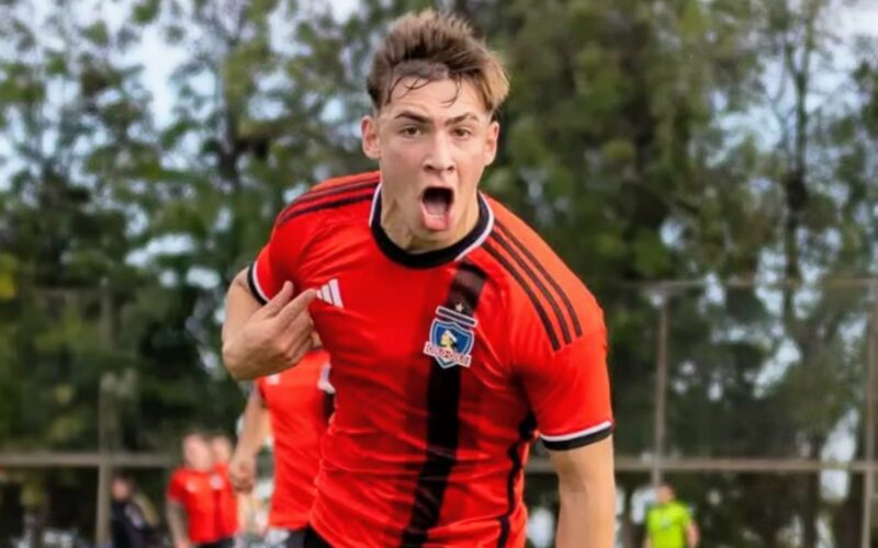 Primer plano a Fidel Tourn celebrando un gol con la camiseta roja de Colo-Colo.