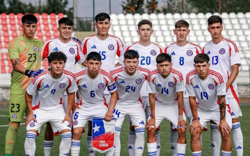 Formación Selección Chilena Sub-20 con camiseta blanca