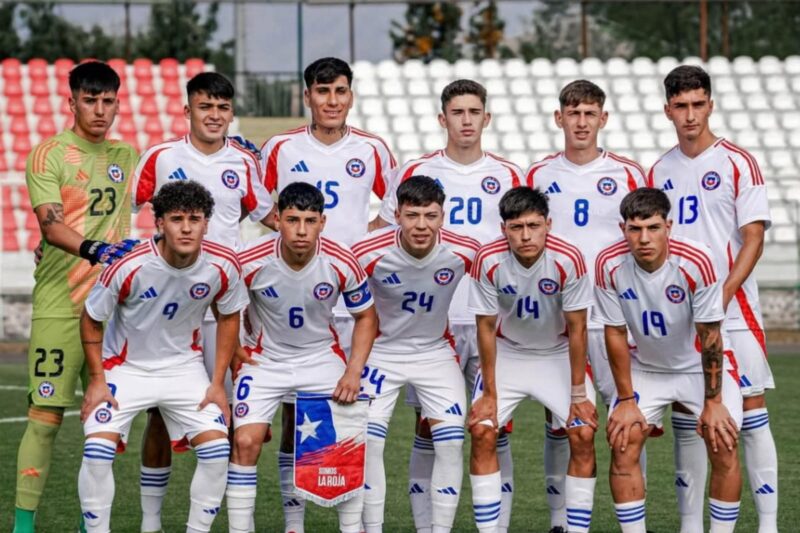 Formación Selección Chilena Sub-20 con camiseta blanca