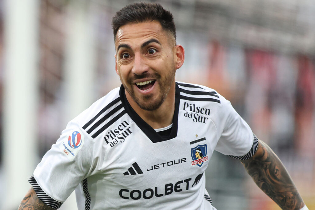 Javier Correa celebrando un gol por Colo-Colo.