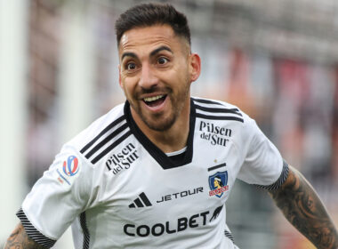 Javier Correa celebrando un gol por Colo-Colo.