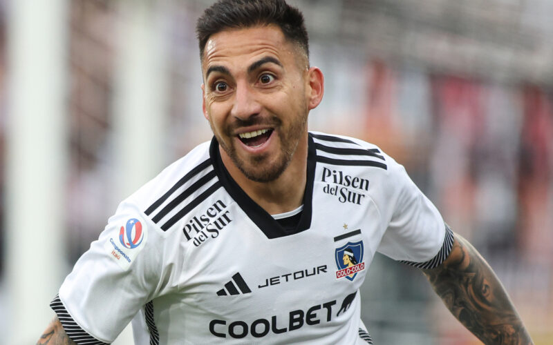 Javier Correa celebrando un gol por Colo-Colo.