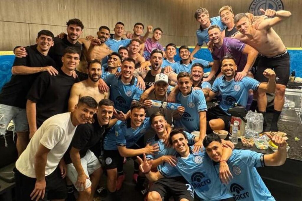 Jugadores de Belgrano celebrando en el camarín.