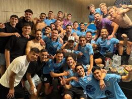 Jugadores de Belgrano celebrando en el camarín.