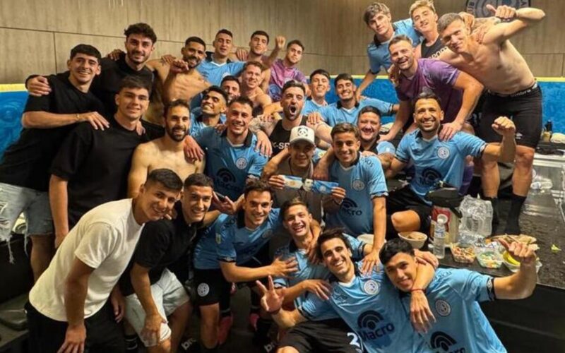 Jugadores de Belgrano celebrando en el camarín.