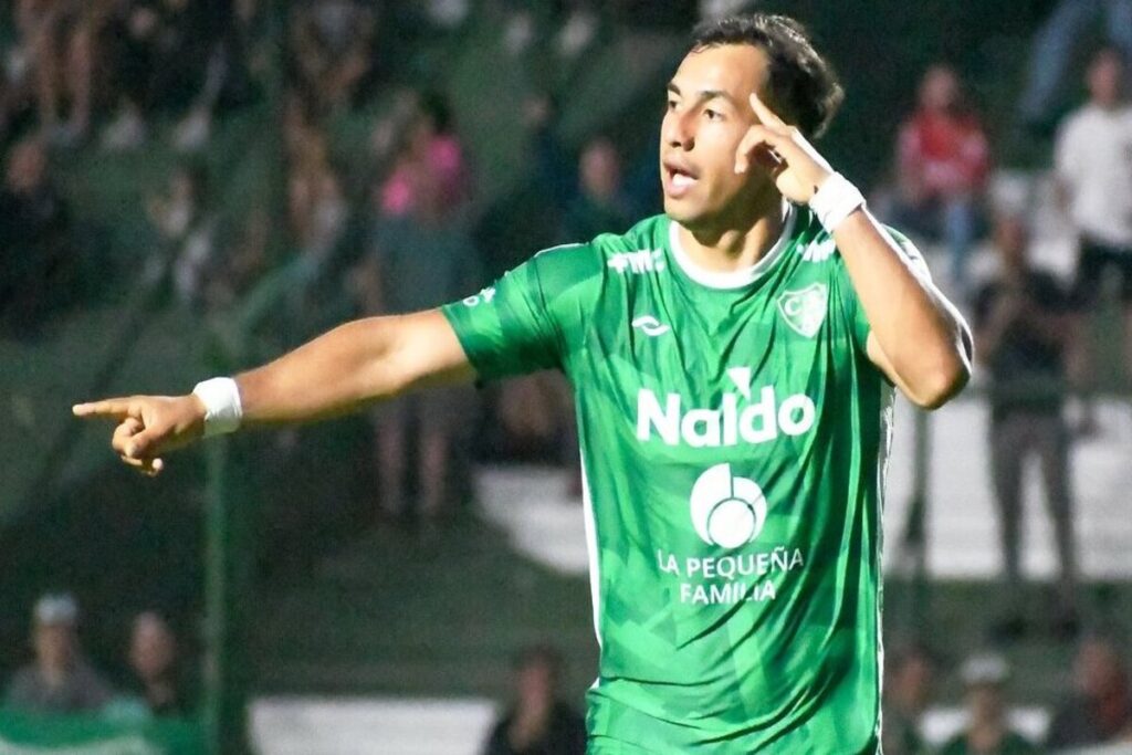 Iván Morales celebrando un gol por Sarmiento de Junín.