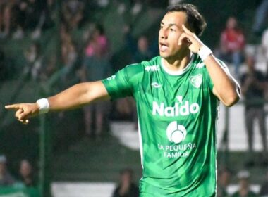 Iván Morales celebrando un gol por Sarmiento de Junín.