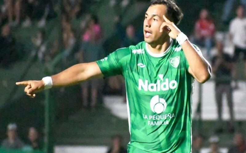 Iván Morales celebrando un gol por Sarmiento de Junín.