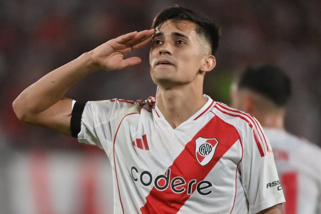 Pablo Solari celebrando un gol por River Plate.