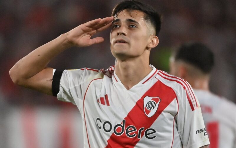 Pablo Solari celebrando un gol por River Plate.