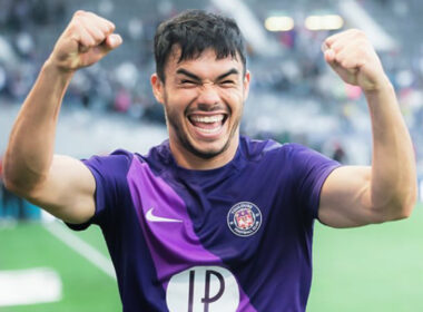 Gabriel Suazo sonriendo con los brazos en el aire.