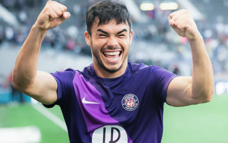 Gabriel Suazo sonriendo con los brazos en el aire.