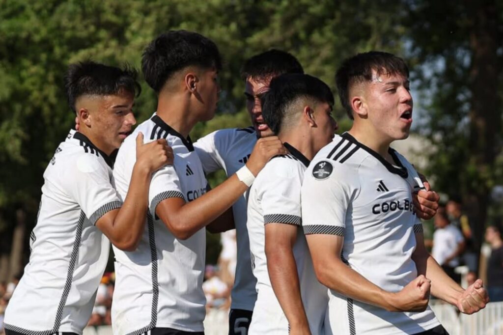 Colo-Colo Proyección celebrando un gol en la Supercopa.