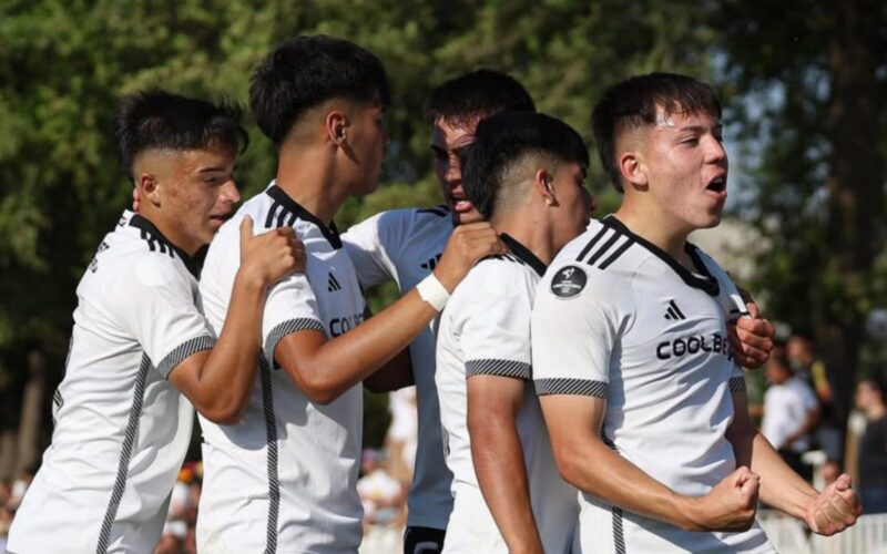 Colo-Colo Proyección celebrando un gol en la Supercopa.