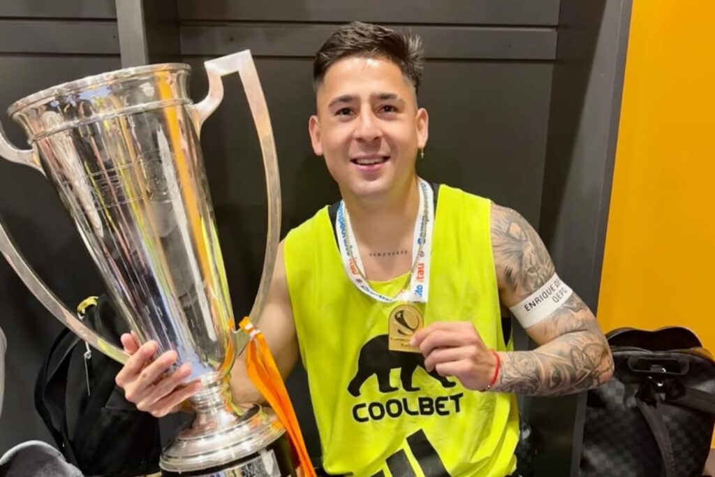 Guillermo Paiva celebrando la obtención del título de Primera División de Colo-Colo.