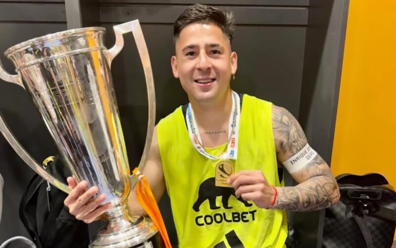 Guillermo Paiva celebrando la obtención del título de Primera División de Colo-Colo.